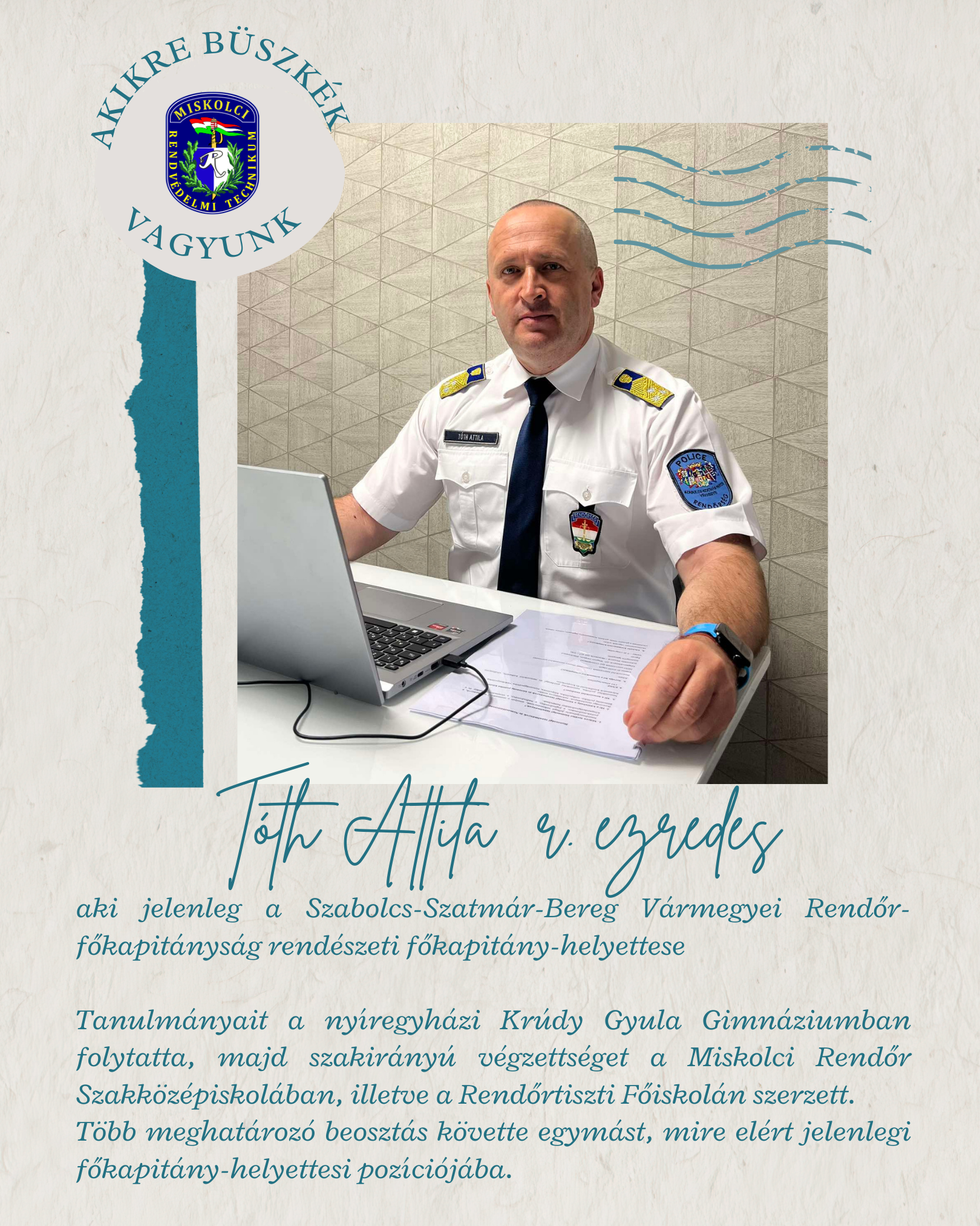 Tóth Attila egy laptop előtt ül, egy díszlapon.