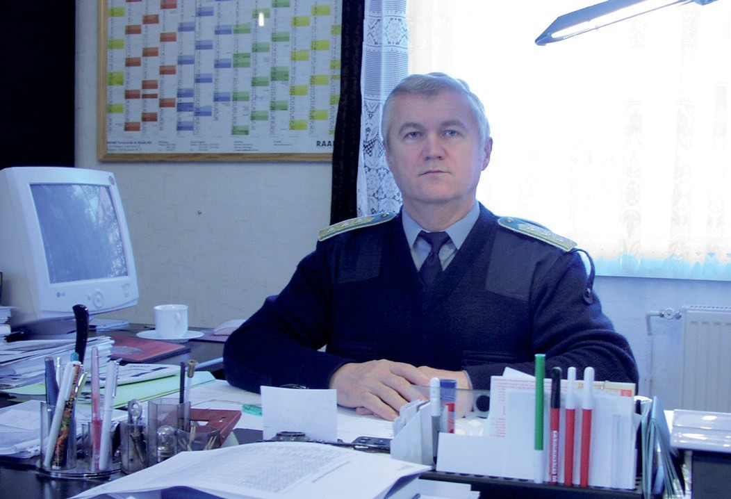 Mocsári Sándor ül egy asztalnál