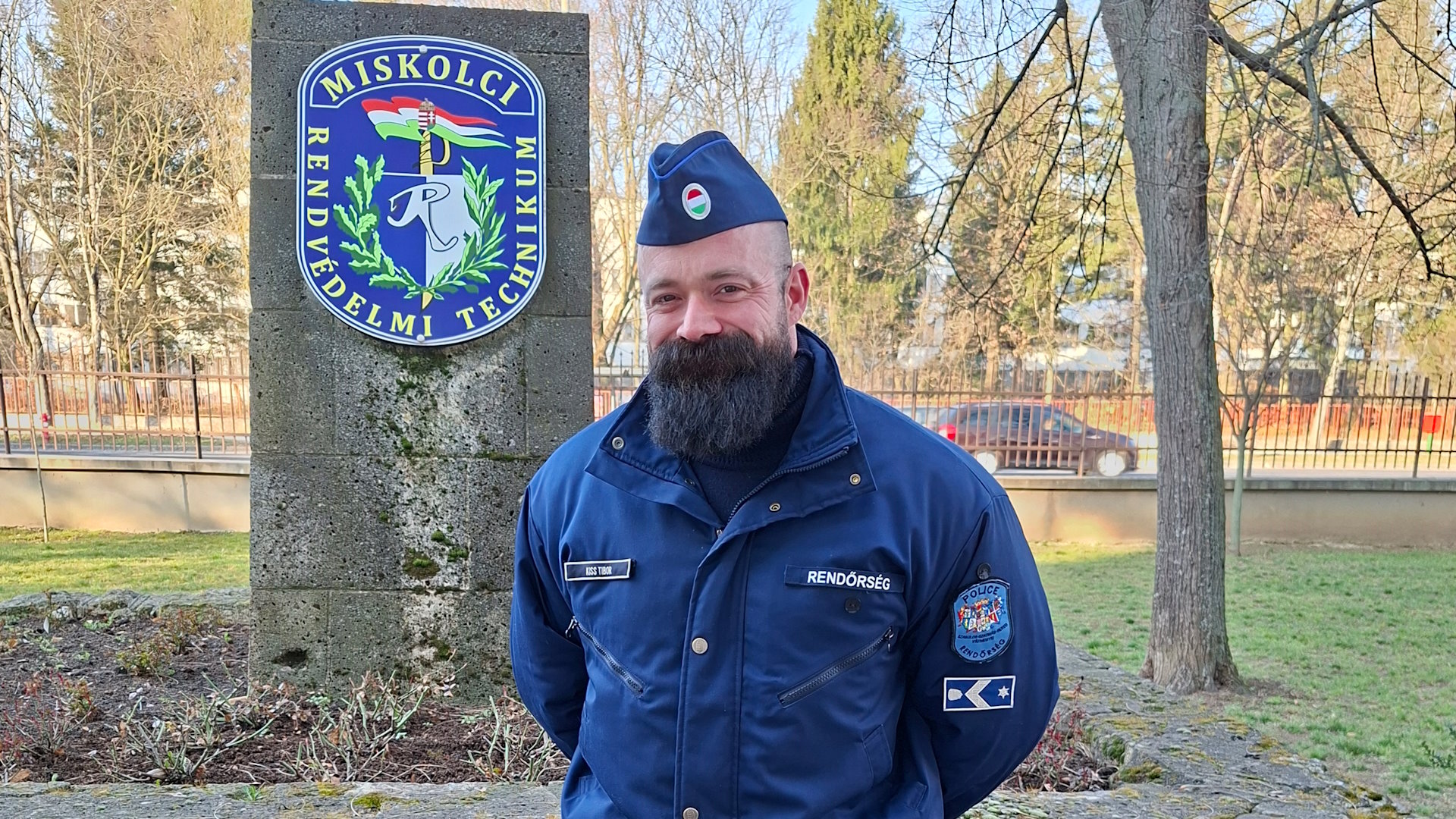 Kiss Tibor áll az MRVT monolitja előtt